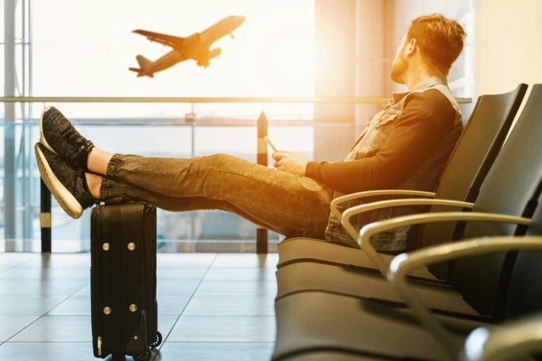 Best Platforms for Business Travelers to Get Real-Time Travel News Updates